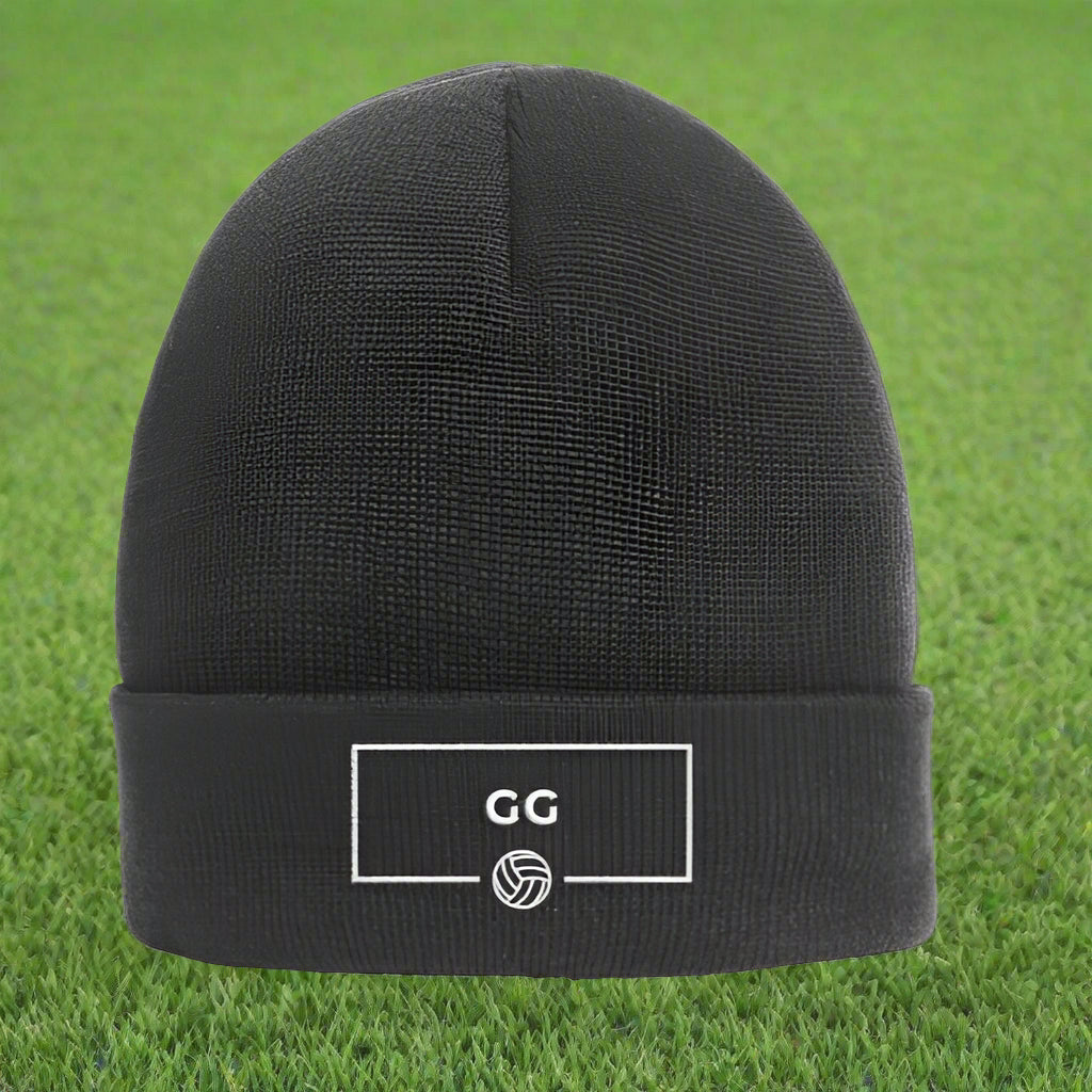 A beanie hat in grey with white detailing, featuring the logo 'GG' on the front.